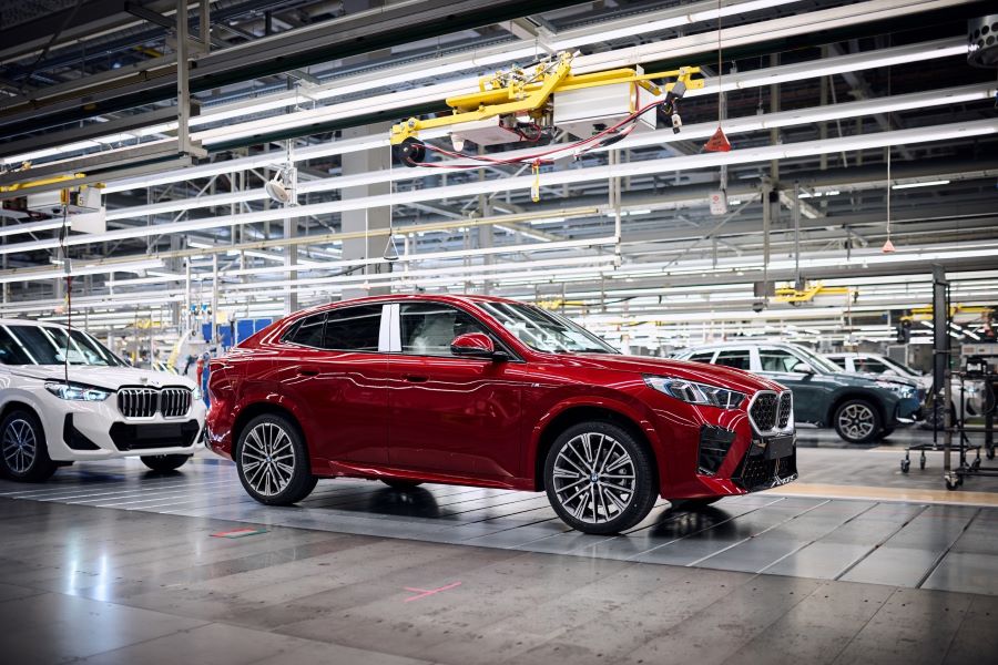La production du nouveau BMW X2 et de sa variante 100 % électrique, la première BMW iX2, commence à Ratisbonne