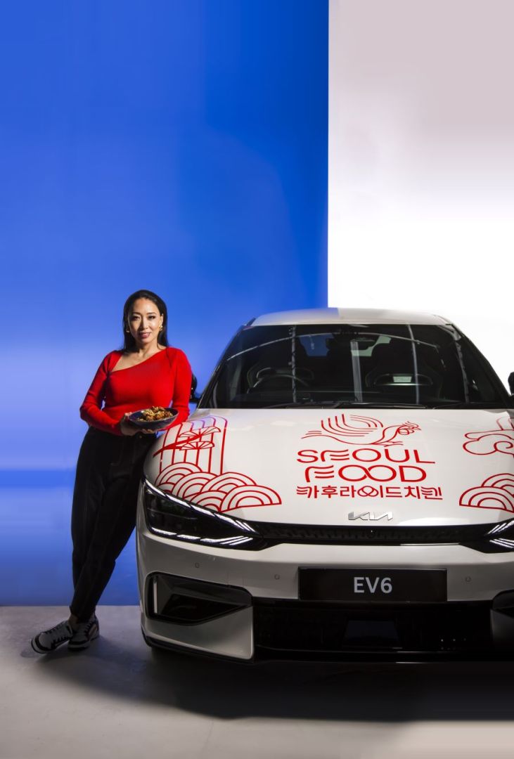 La célèbre chef Judy Joo crée du poulet frit coréen à l'aide d'une Kia EV6