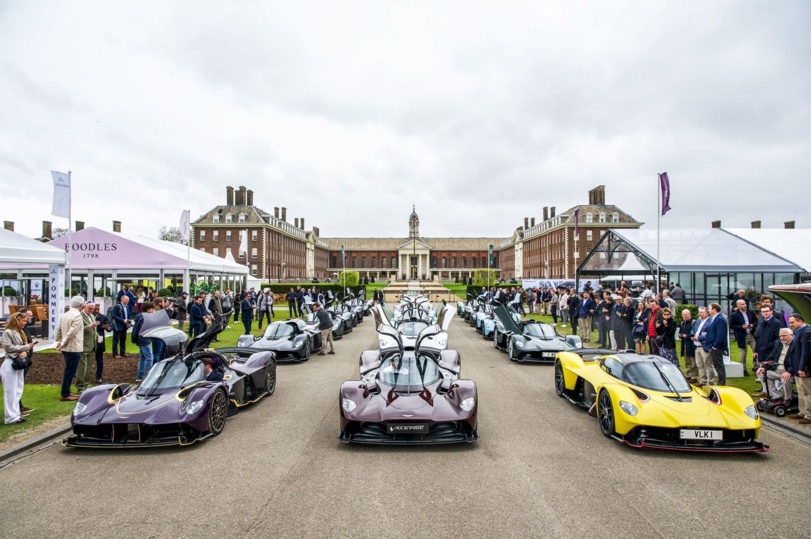 Le défilé de la supercar Aston Martin Valkyrie, record du monde, fait vibrer le Salon Privé de Londres