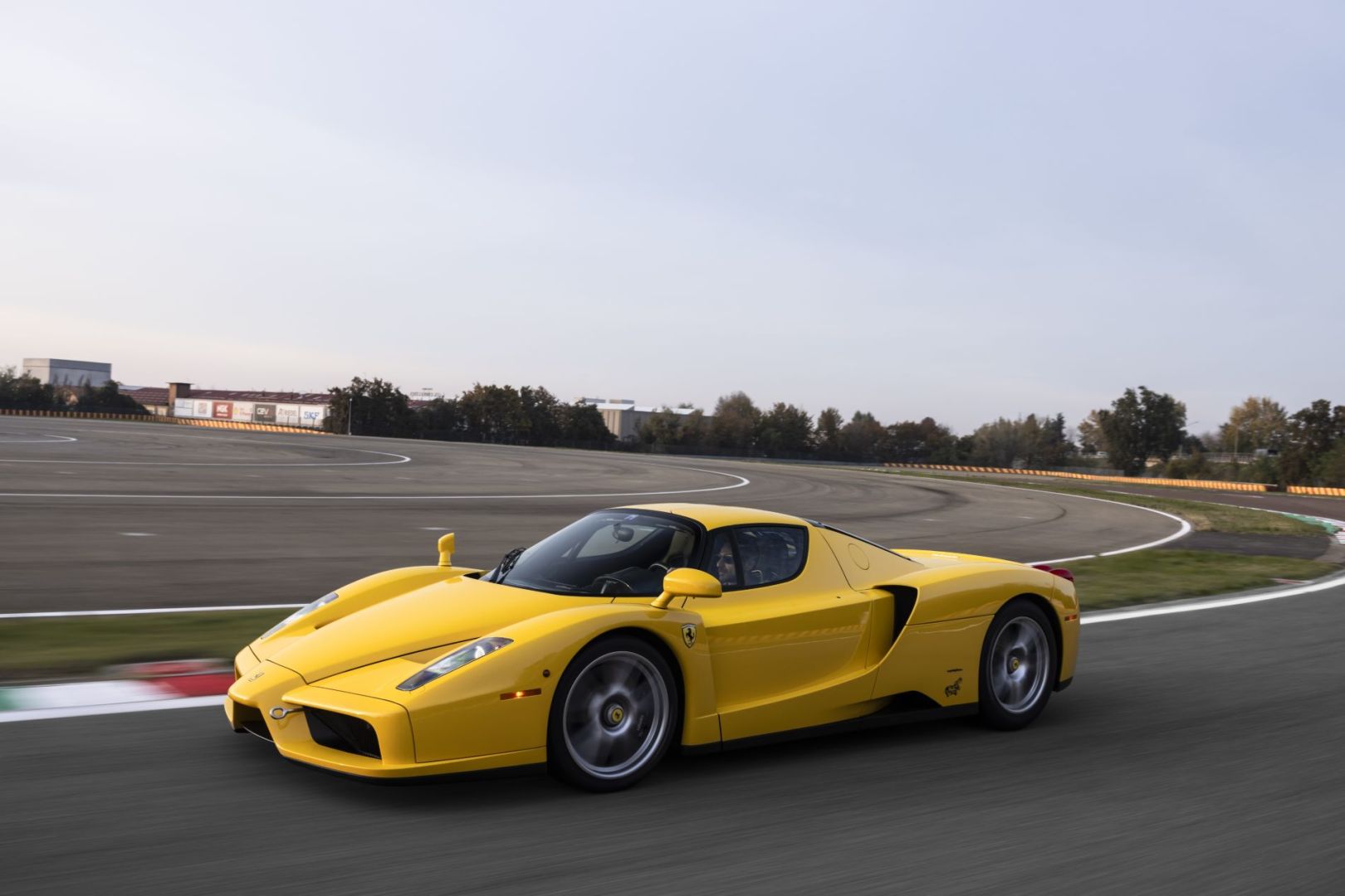 Ferrari annonce de nouveaux pneus pour la supercar Enzo Ferrari