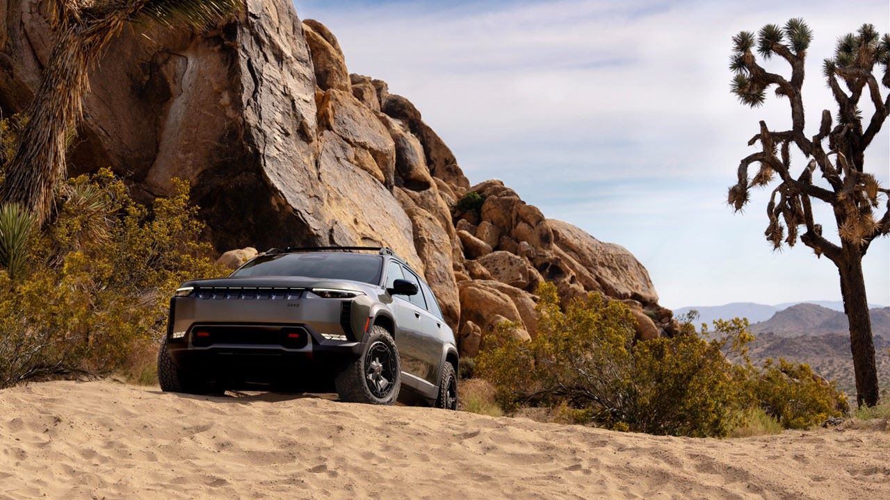 Le concept Jeep® Wagoneer S Trailhawk offre un look robuste et des capacités 4xe légendaires dans un véhicule