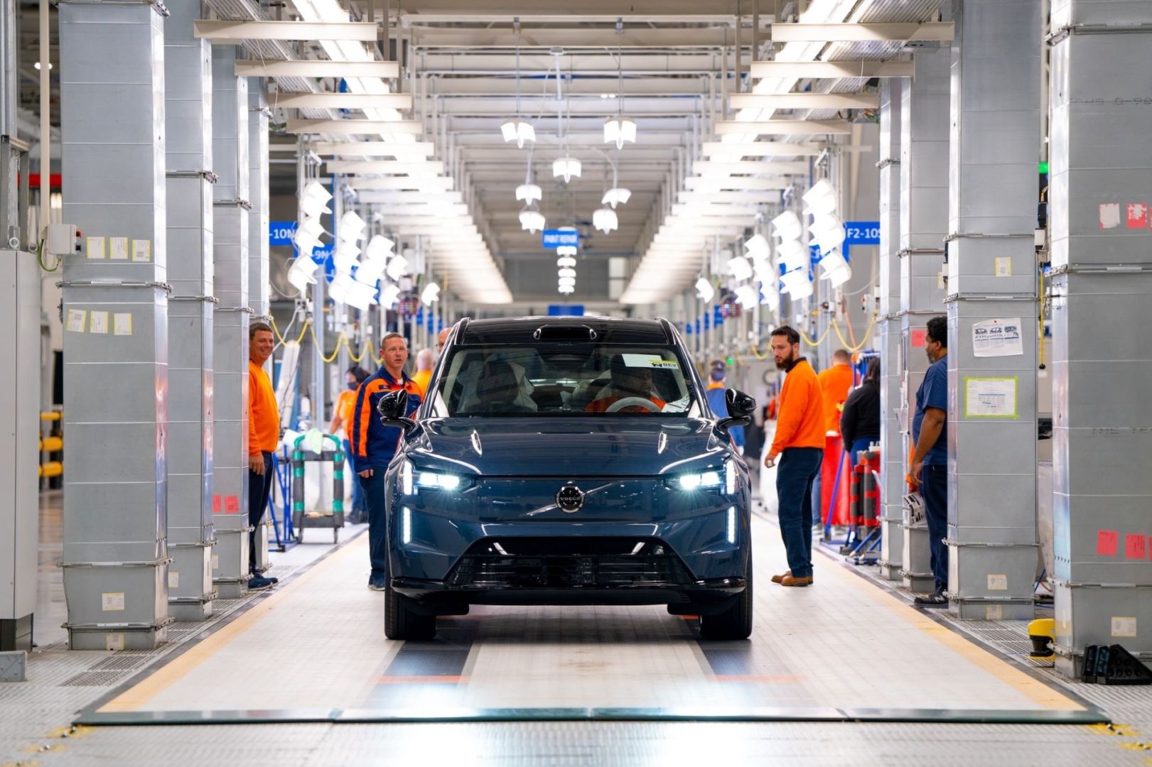 Volvo Cars commence la production du SUV EX90 entièrement électrique