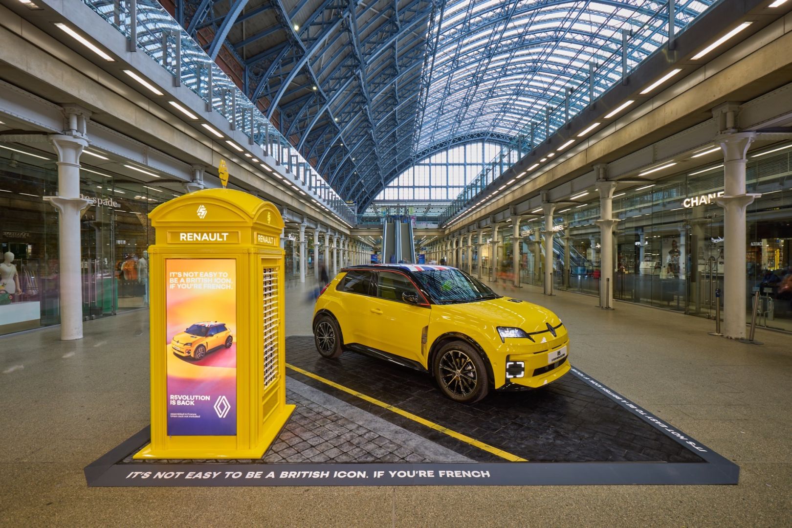 La Renault 5 E-Tech 100% électrique apporte une touche parisienne à St. Pancras à Londres cet été