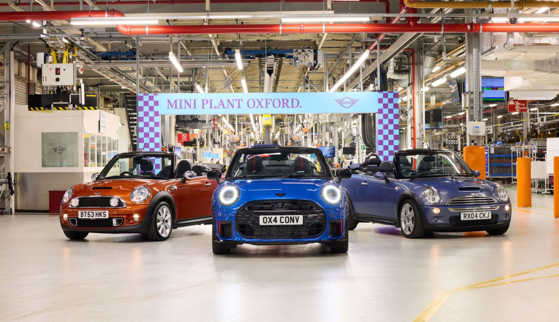 Soulevez le toit ! La première MINI Cooper Cabriolet sort des chaînes de production MINI à Oxford
