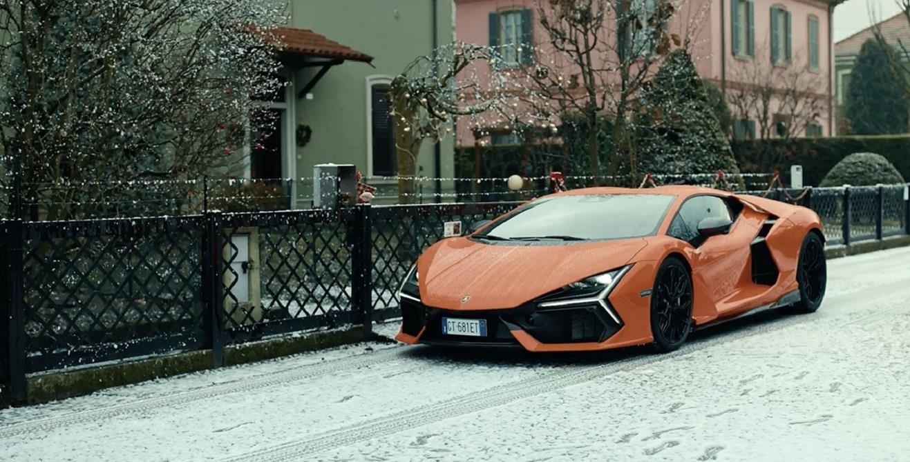 Boule à Neige - Automobili Lamborghini célèbre Noël 2024 avec un message de force et de réconciliation