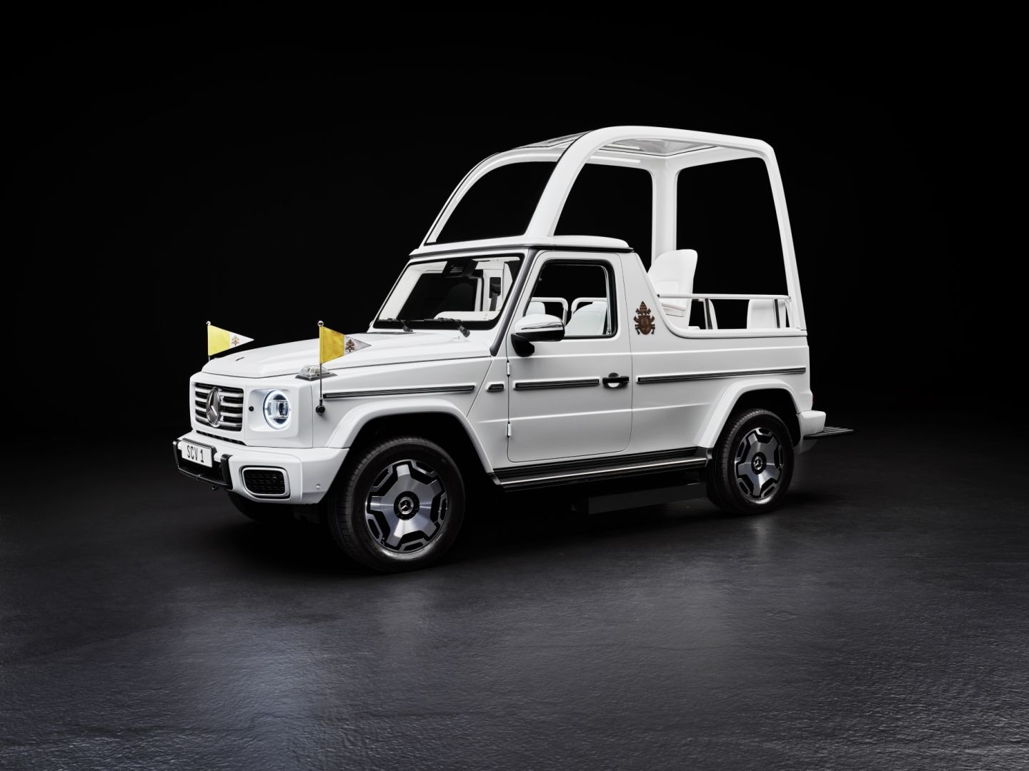 Le pape François reçoit la première « papamobile » électrique de Mercedes-Benz
