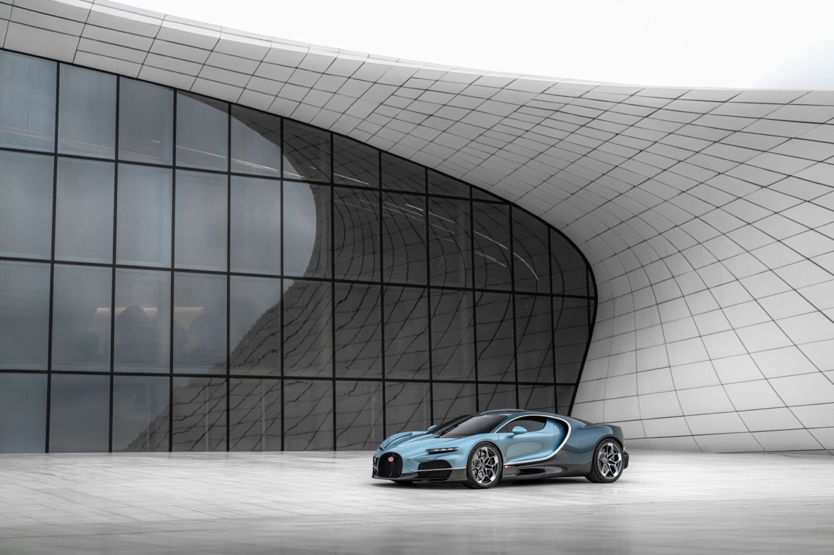 Bugatti célèbre la grande inauguration de Bugatti Baku, la plus grande salle d'exposition du monde