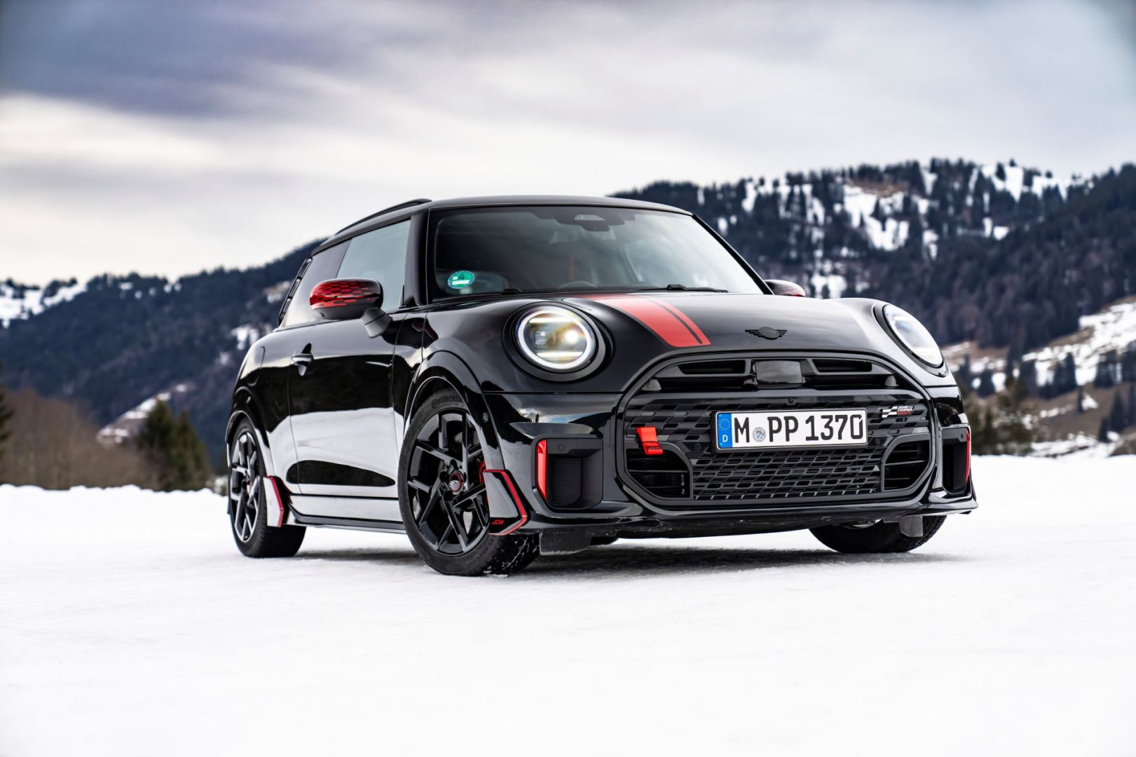 Rendement maximum sur la neige et la glace: Mini John Cooper travaille avec les accessoires d'origine