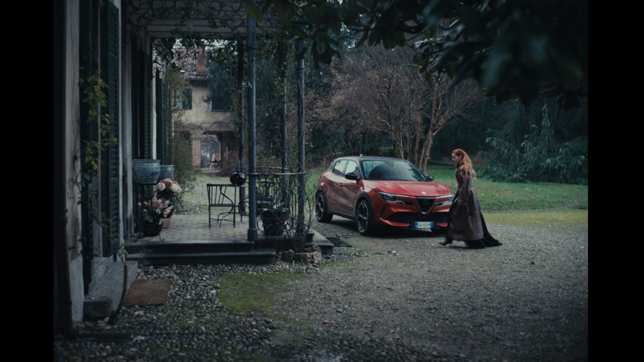 Alfa Romeo Junior et le chanteur italien Noemi dans le clip "était T'innamori Muori"