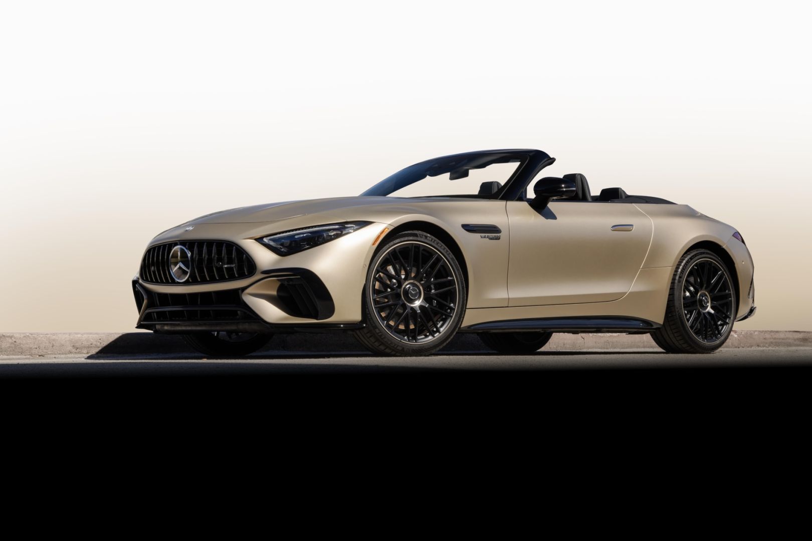 La Mercedes-AMG SL 63 exclusive Manufaktur Golden Coast célèbre ses débuts aux États-Unis.