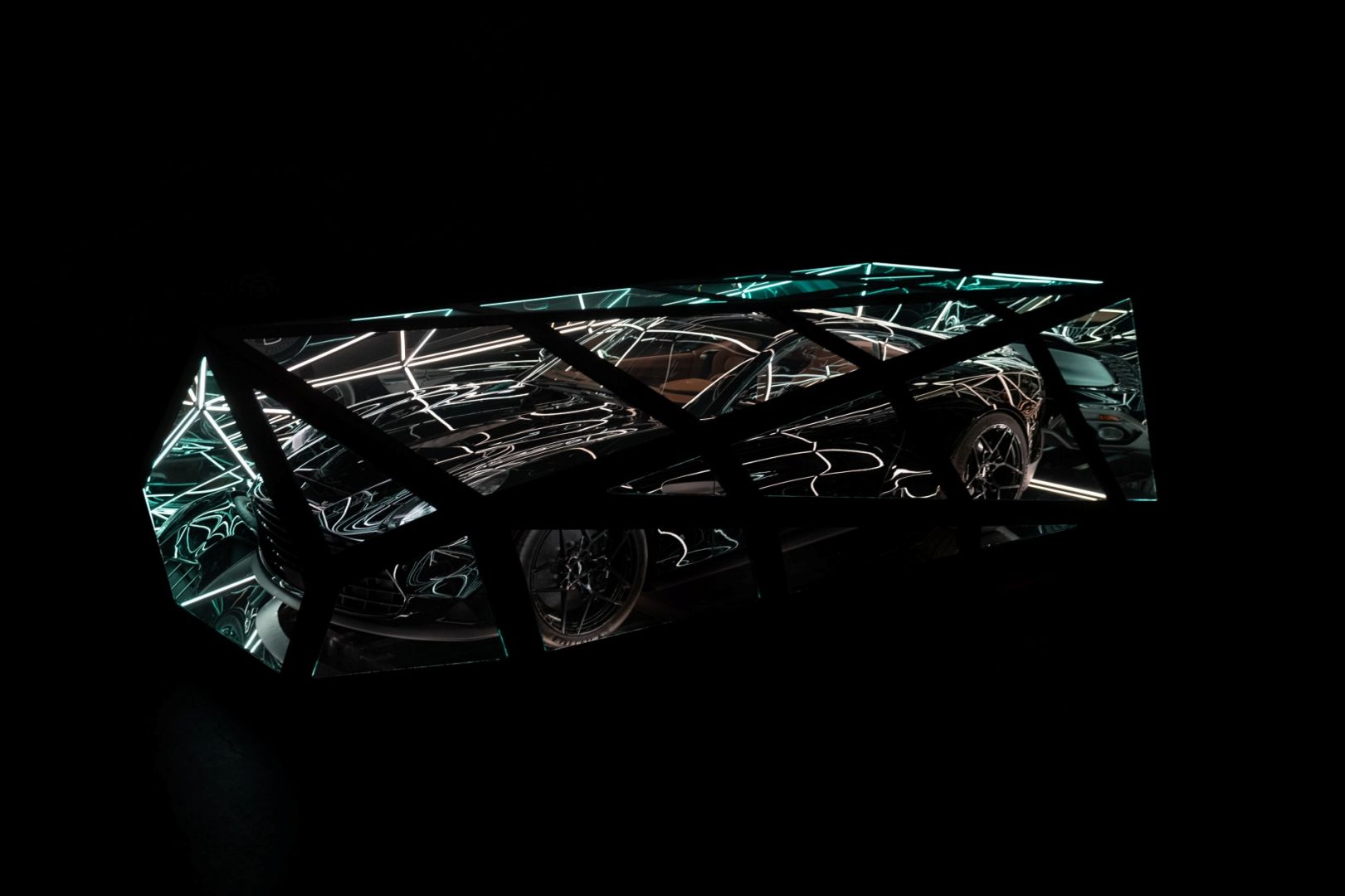 Superbe sculpture de lumière contemporaine qui rend hommage à Aston Martin Vanquish