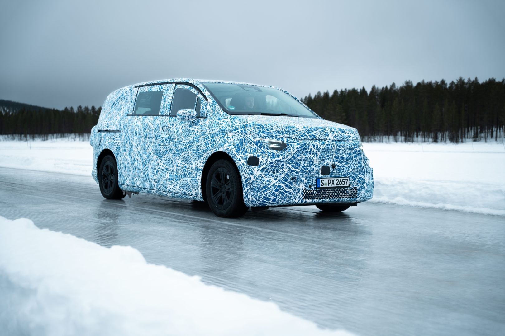 Les nouveaux mini-vues Mercedes-Benz dépassent les tests d'hiver dans le cercle arctique