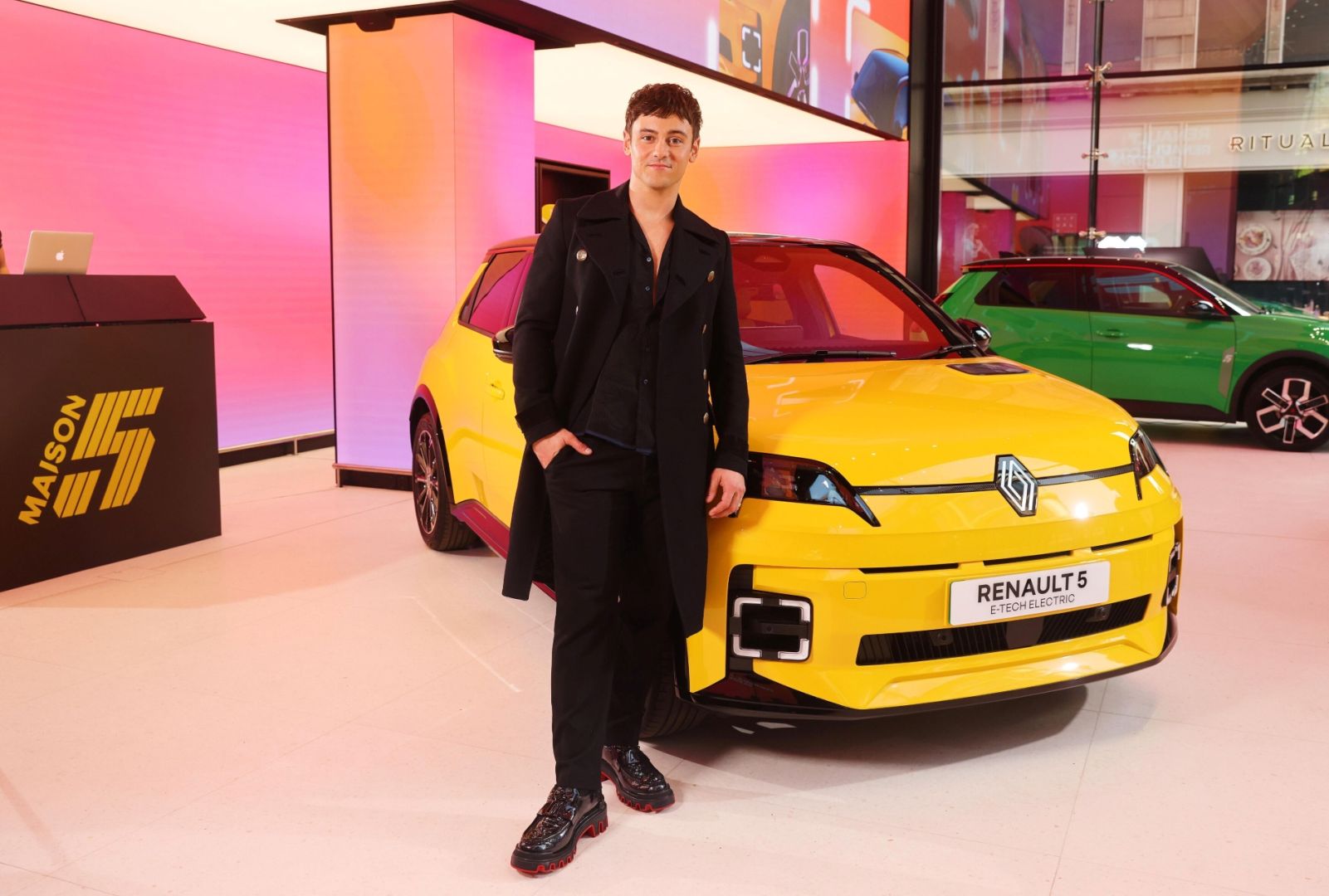 Provoquant une sensation! Tom Daley à Oxford Street en direction de la fête de lancement de Renault 5 5