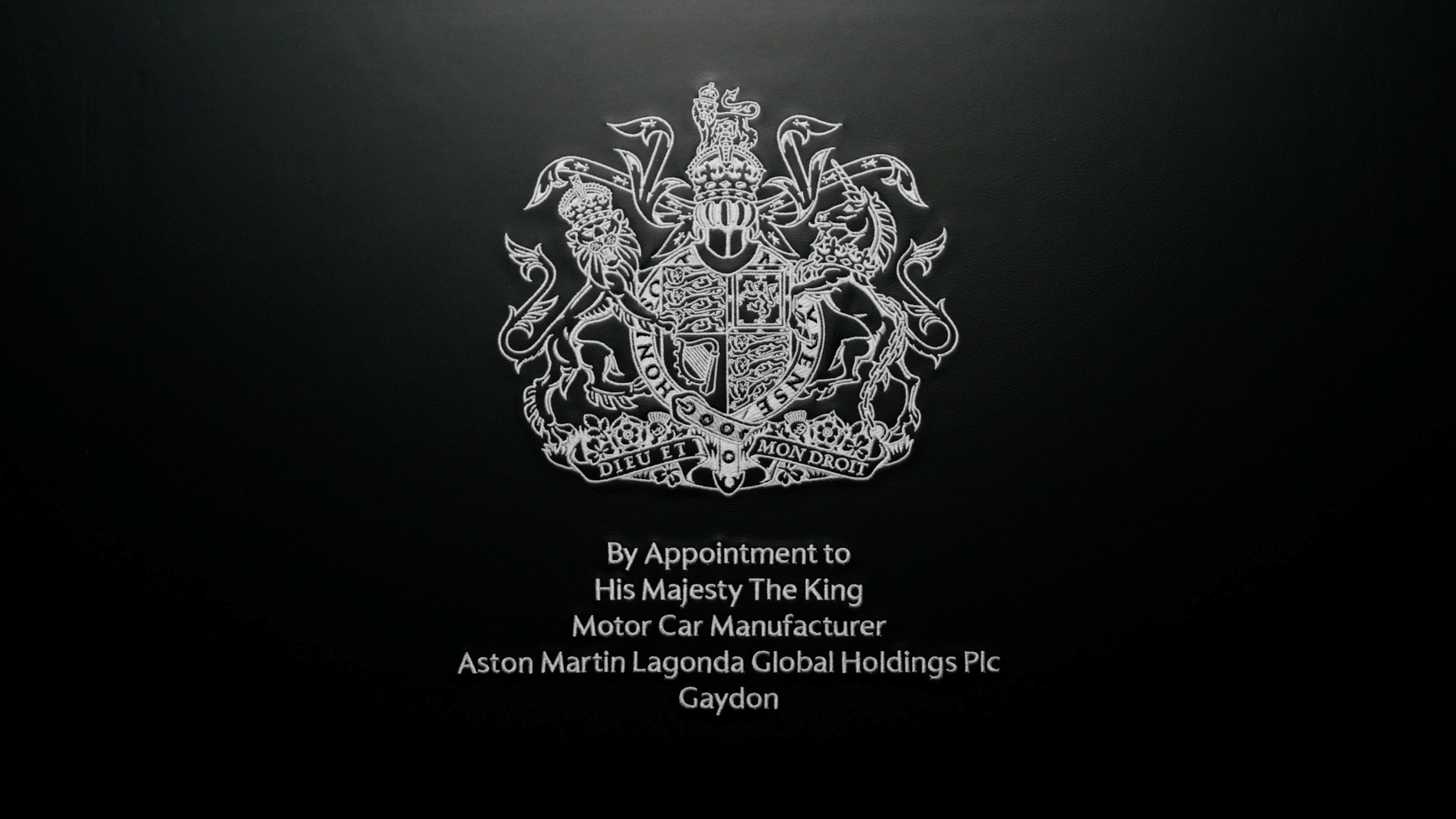 Aston Martin commence à utiliser le nouvel ordre réel pour la nomination de Sa Majesté le roi