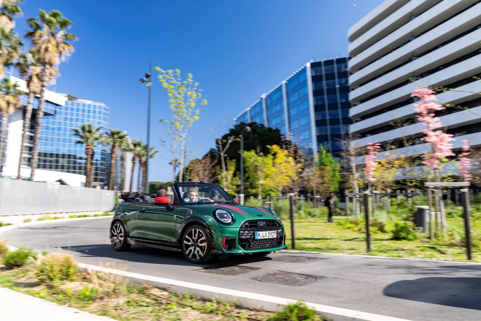 Mini John Cooper Works Convertible: Punta Performance et 360 degrés de liberté sous le ciel bleu