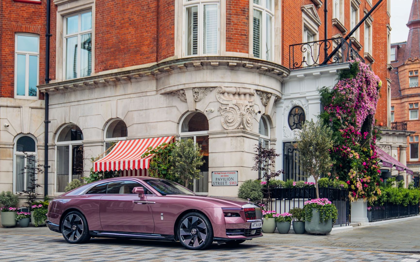 Rolls-Royce célèbre l'art floral à Chelsea avec Spectre
