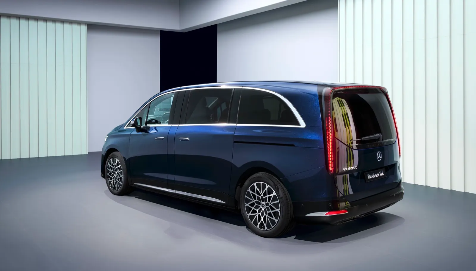 La Mercedes VLE dans son studio dévoilée, en vue d'angle de face.