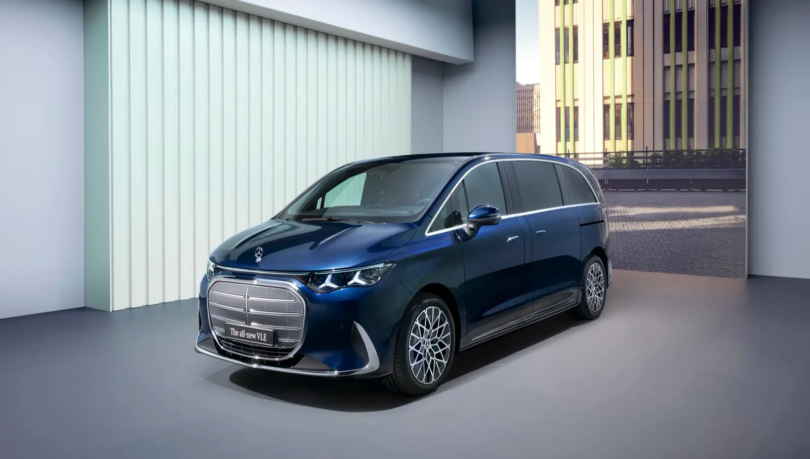La Mercedes-Benz VLE, ​​sous les lumières du studio, vue de face