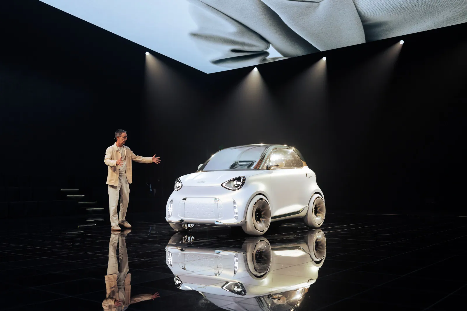 Kai Sieber fait des gestes sur scène alors qu'il parle du véhicule intelligent Concept #2 lors d'un événement de révélation à Pékin, en Chine.