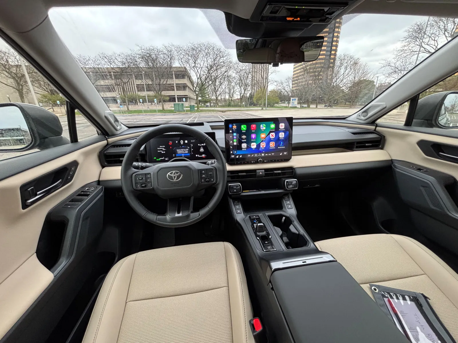 Un écran central de 12,9 pouces domine l'intérieur du Toyota RAV4 Limited 2026, mais le véhicule offre toujours de nombreux boutons et commutateurs pour régler ce qui est nécessaire à la volée.