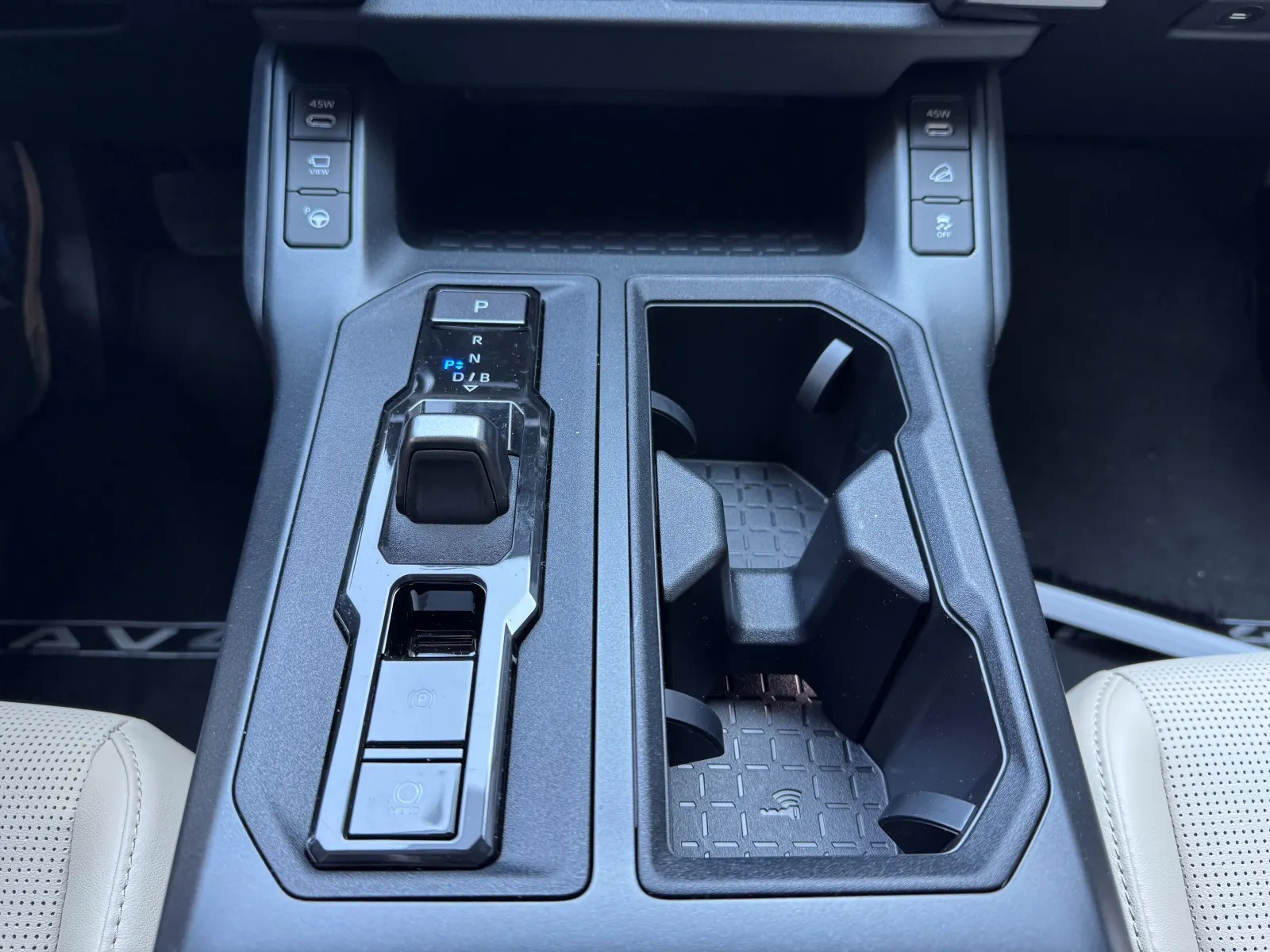 Le petit levier de vitesses à bascule du Toyota 2026 RAV4 Limited gère les tâches de changement de vitesse et permet une place pour les fonctions de stationnement avancées.