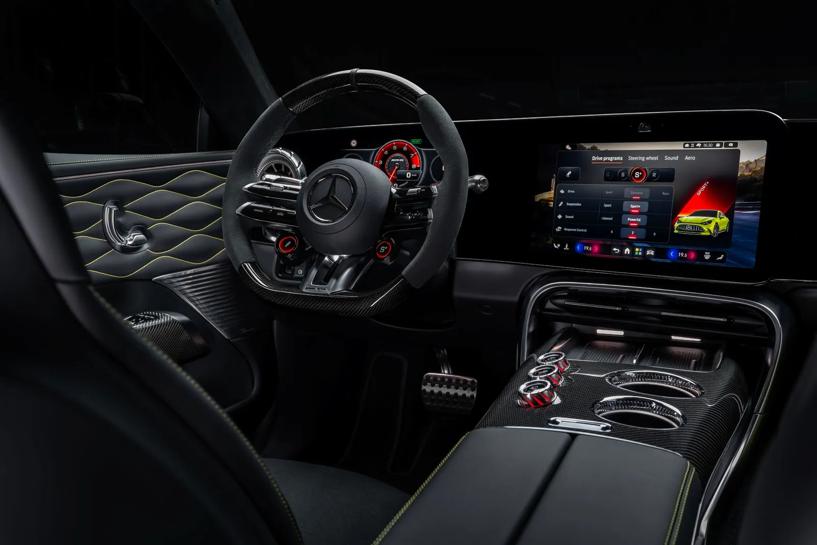 Un aperçu intérieur du coupé Mercedes-AMG GT 4 portes.