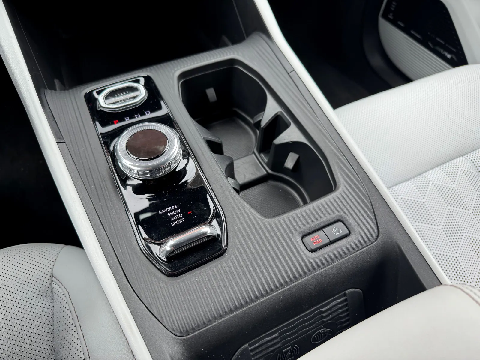 La console centrale du Jeep Cherokee présente des surfaces texturées appliquées sur des garnitures en plastique, qui ajoutent au quotient de luxe du nouveau véhicule.