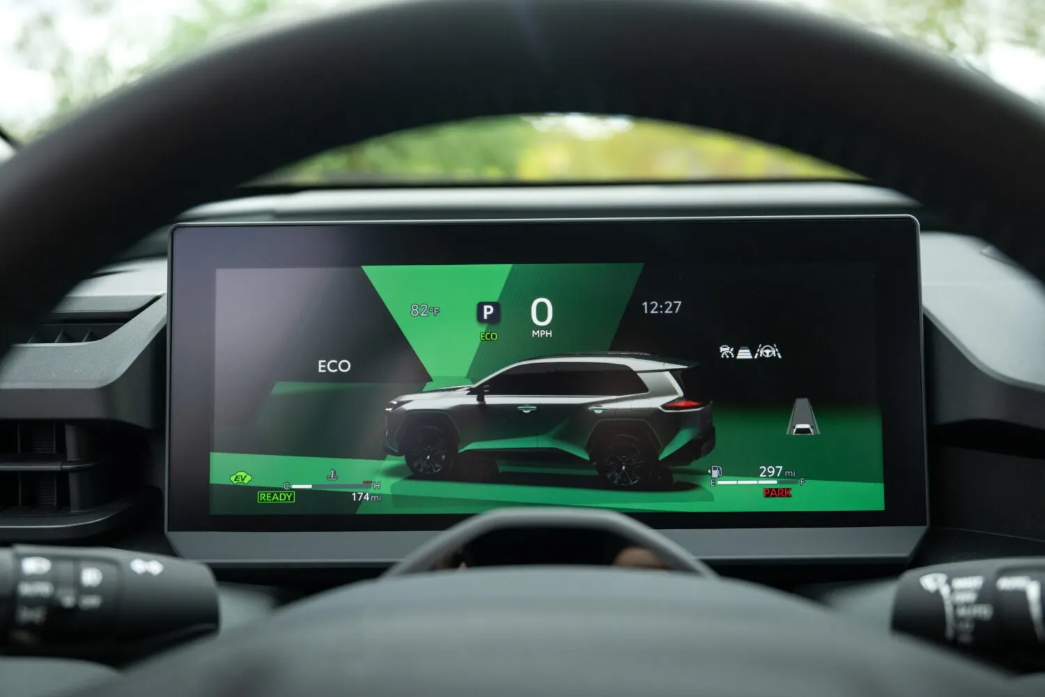 Toyota RAV4 hybride Woodland 2026, en regardant le groupe de jauges