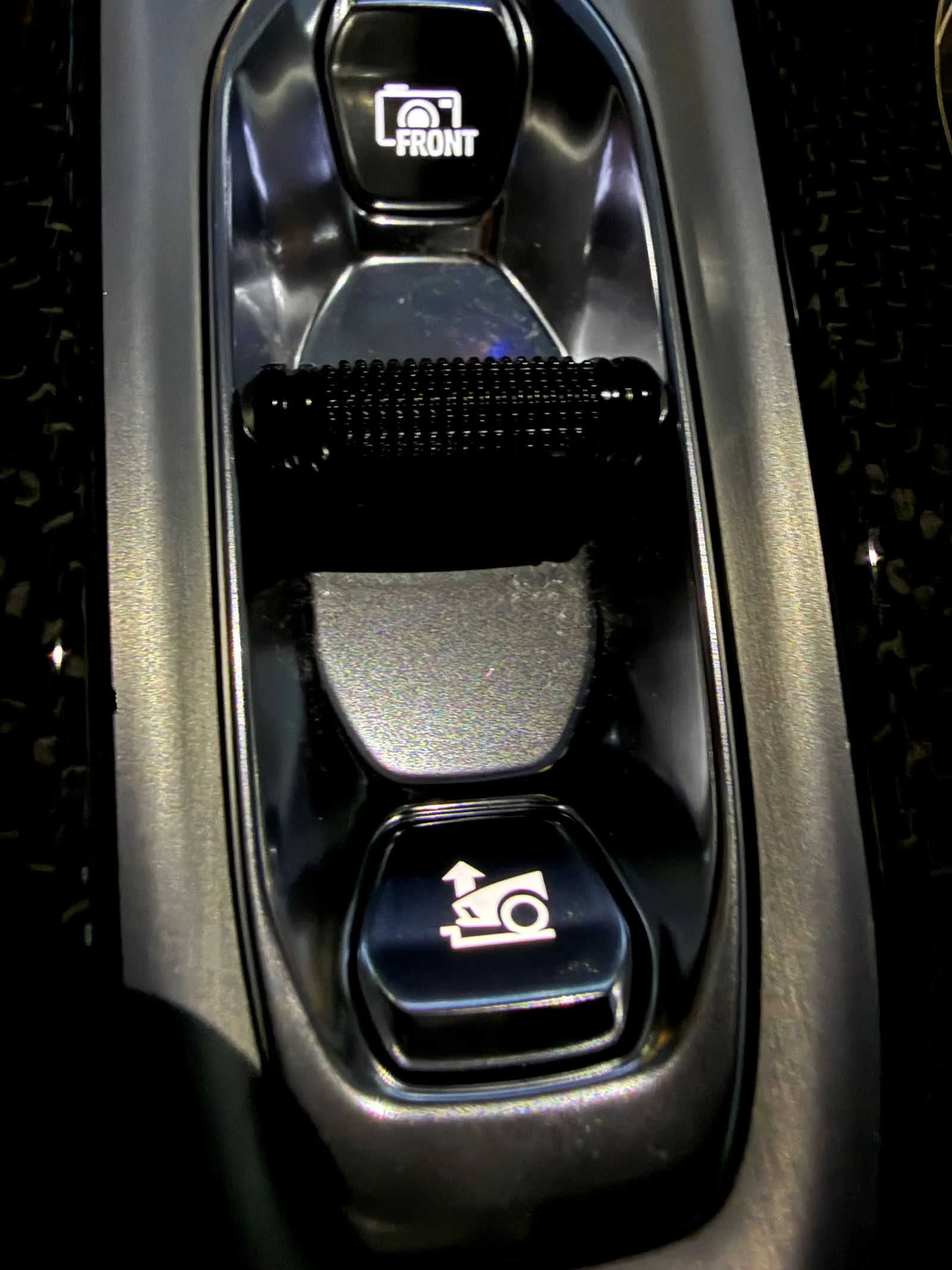 Il suffit d'appuyer sur un interrupteur pour relever l'essieu avant du ZR1X.