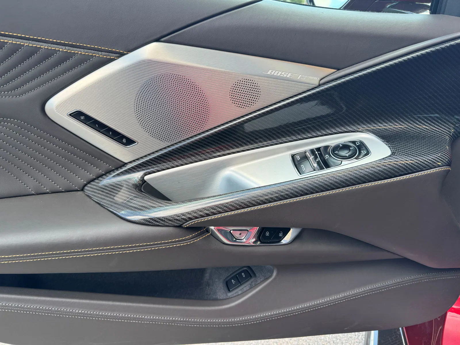 Le métal, le cuir et la fibre de carbone ornent tous les aspects de l'intérieur du ZR1X.