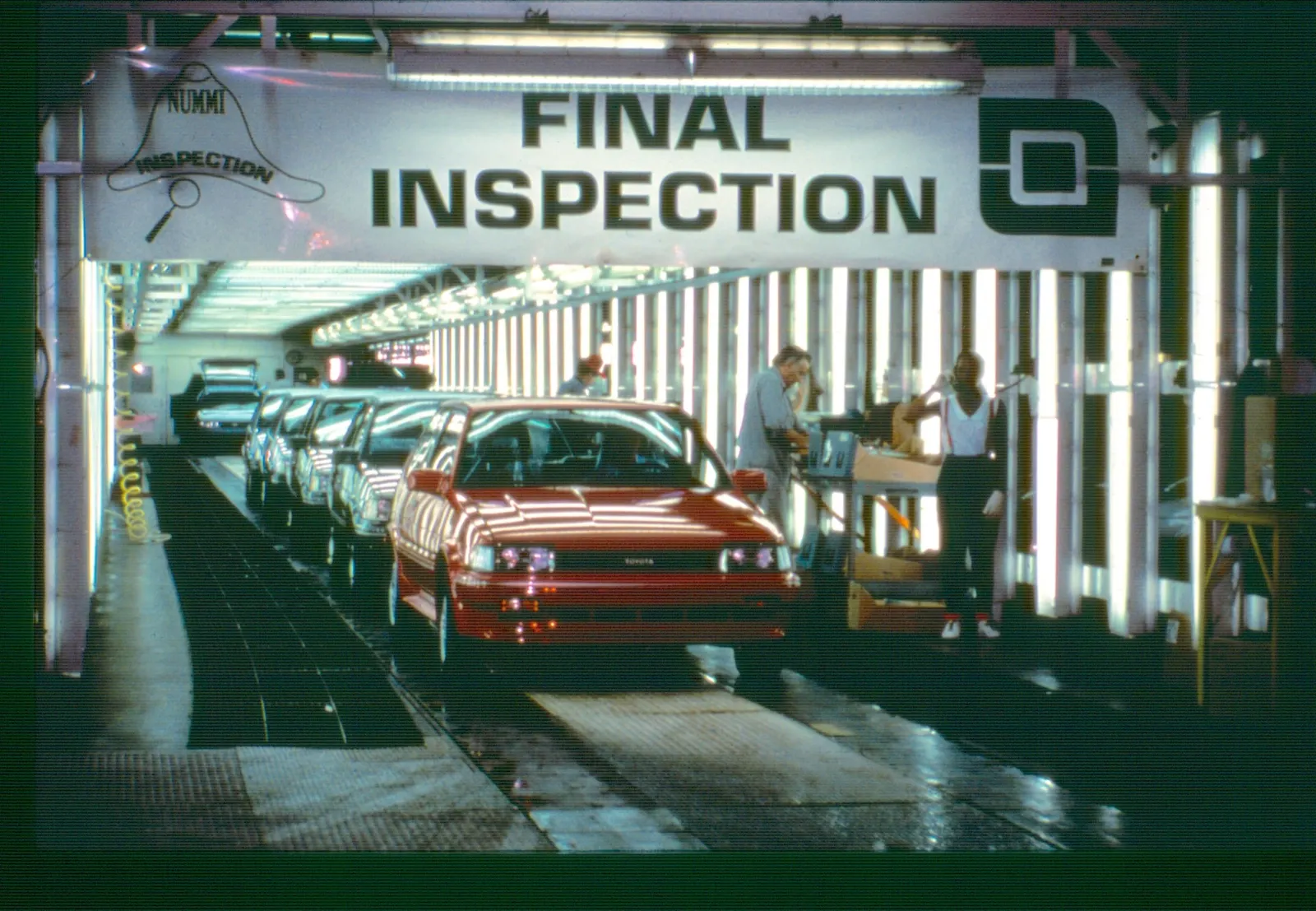 Une Toyota Corolla en cours d'inspection finale à Fremont, en Californie, au NUMMI en Californie, vers 1990.