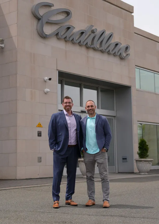 Deux hommes devant la Cadillac d’Englewood Cliffs dans le New Jersey.