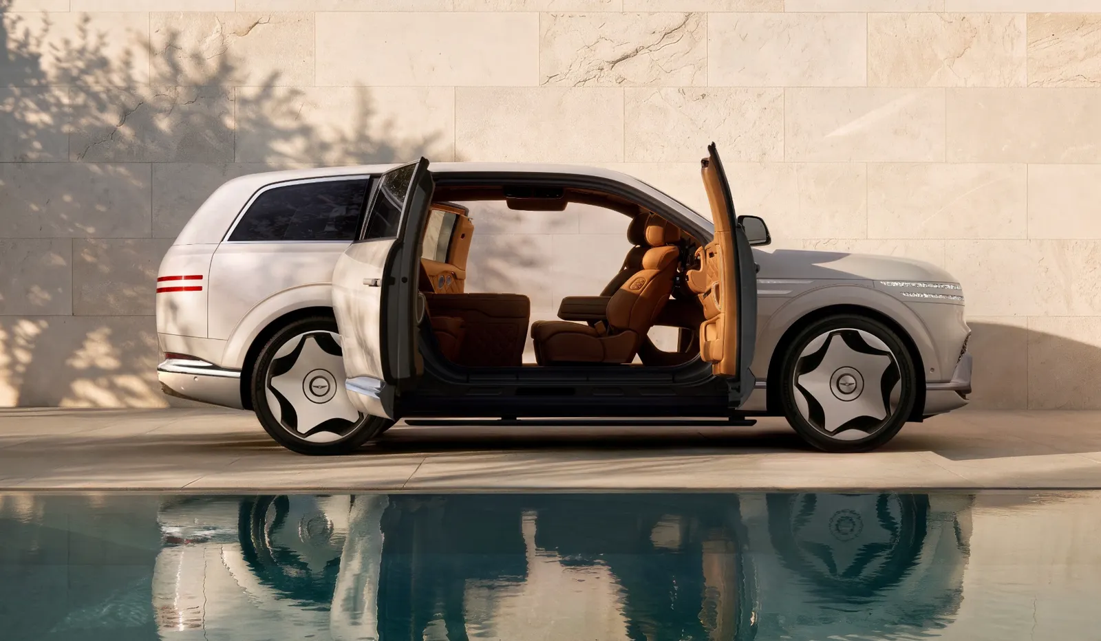 Le Genesis GV90 avec les deux portes latérales droites entièrement ouvertes.