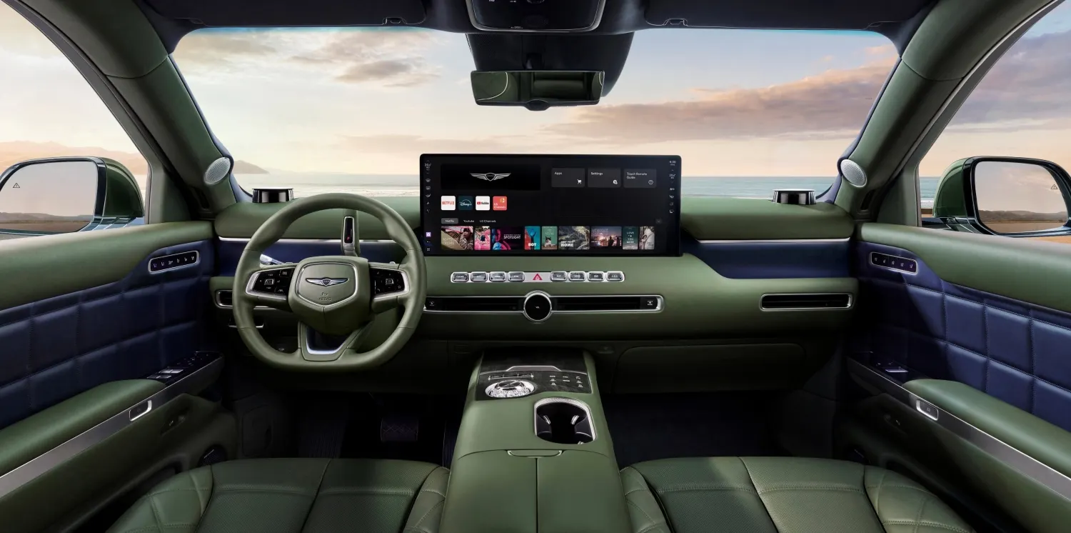 Le tableau de bord, le volant et l’écran d’infodivertissement du SUV de luxe électrique Genesis GV90.