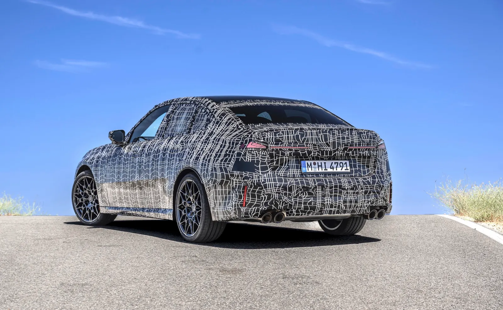 La BMW Série 3 2027, sous forme de prototype camouflé.