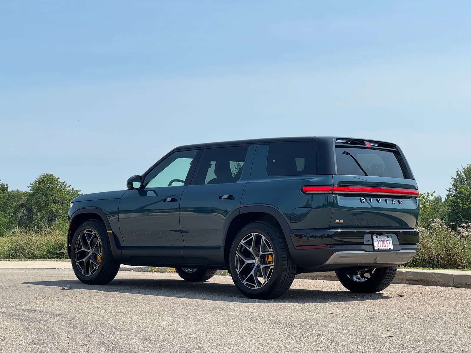 Performances Rivian R2 avec package de lancement