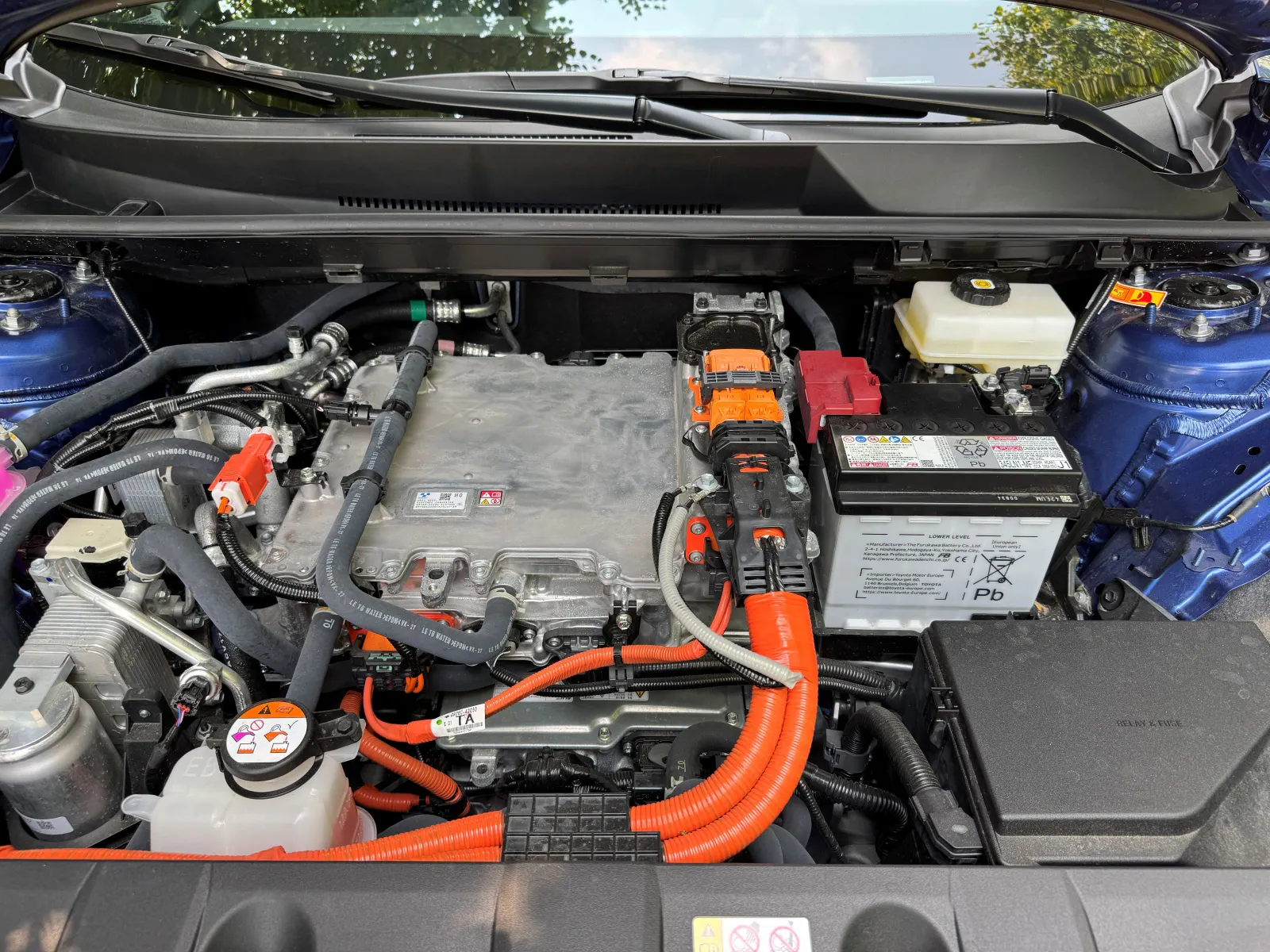 Une batterie, un moteur et d’autres détails peuvent être vus sous le capot d’une Subaru Trailseeker 2026.