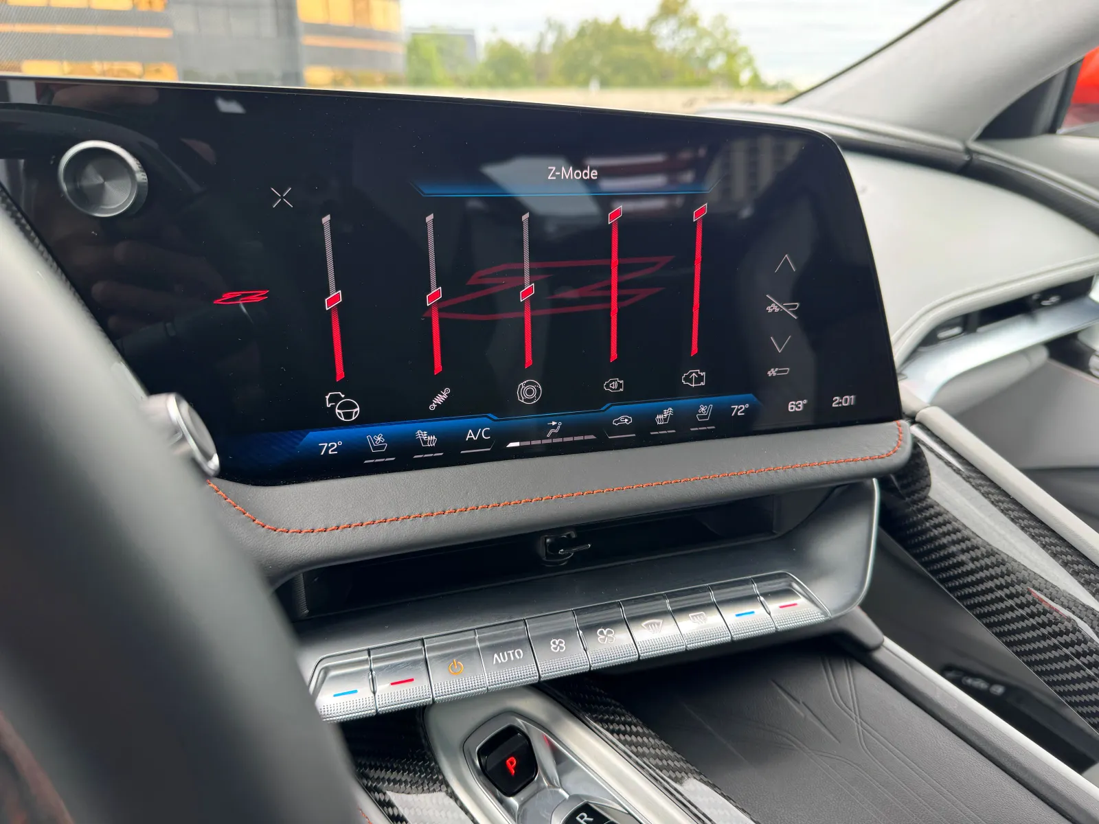 À l'intérieur de la Chevrolet Corvette ZR1X, un écran d'affichage permet aux conducteurs de contrôler les configurations de performances dans